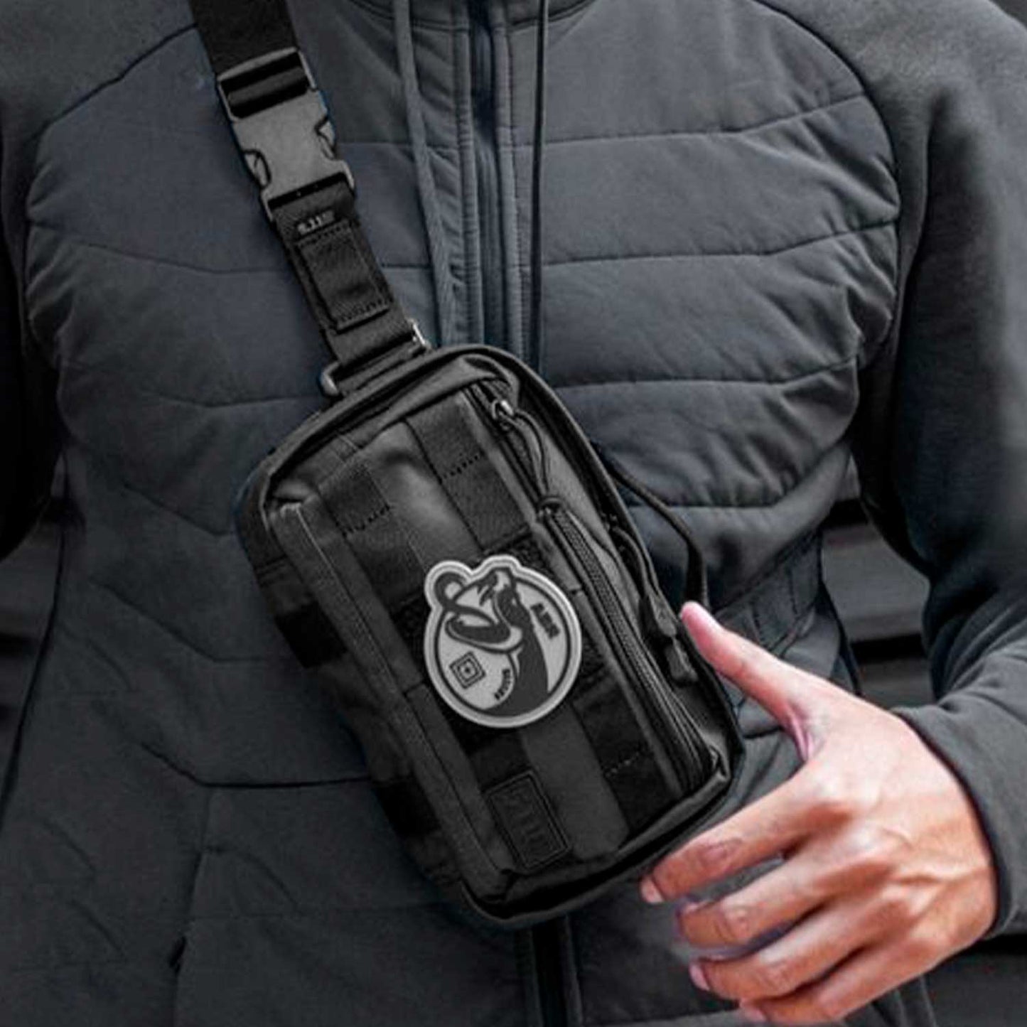 Mochila táctica 5.11 MOAB 3 con cinturón ajustable y hebilla robusta. Ideal como mariconera táctica para senderismo o uso militar.
