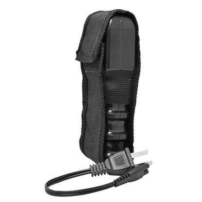 Taser defensa personal 958 en funda de transporte con cargador, práctico y discreto para llevar en el cinturón en situaciones de riesgo.