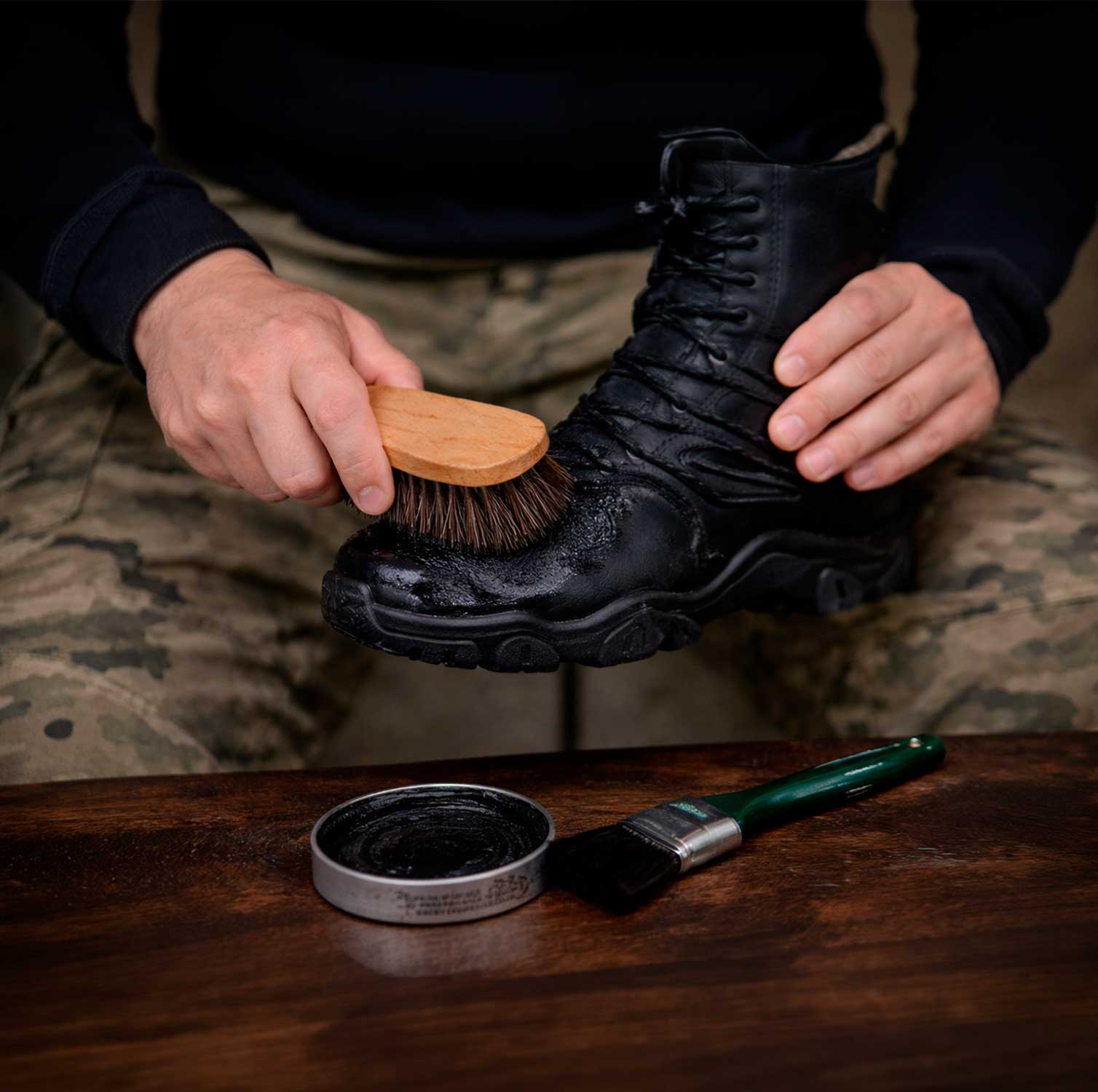 Uso del kit de bolero limpiador de zapatos para negro