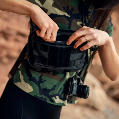 Mochila táctica 5.11 MOAB 3 con cinturón ajustable y hebilla robusta. Ideal como mariconera táctica para senderismo o uso militar.
