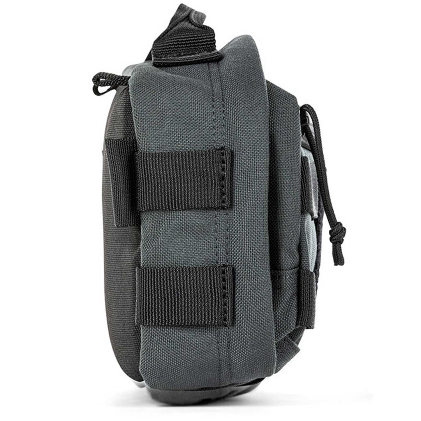 Vista lateral de la mochila 5.11 MOAB 3 mostrando correas MOLLE. Diseño compacto y funcional para equipamiento táctico.
