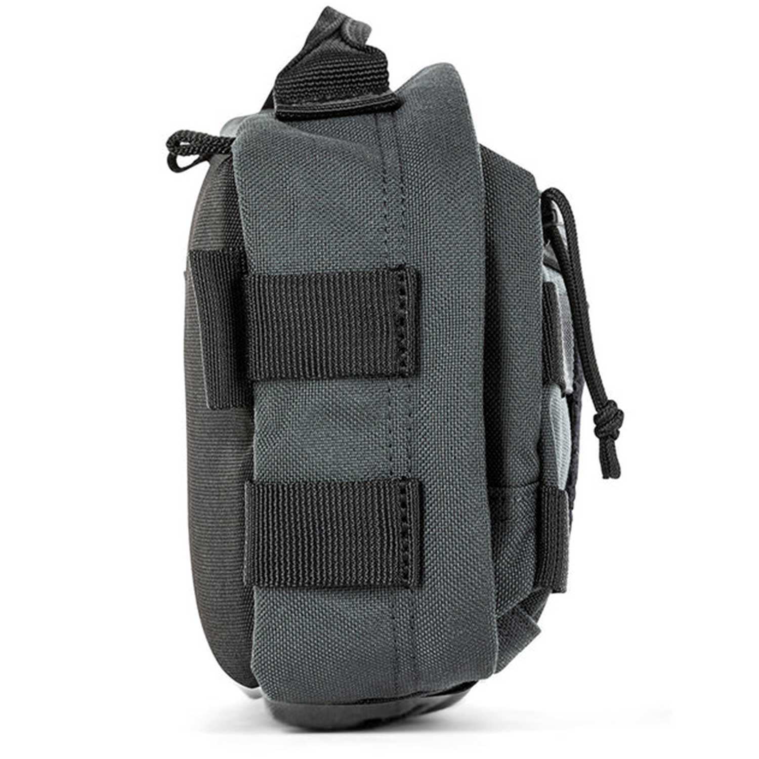 Vista lateral de la mochila 5.11 MOAB 3 mostrando correas MOLLE. Diseño compacto y funcional para equipamiento táctico.
