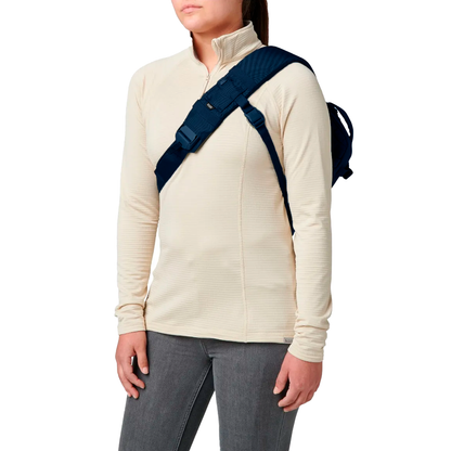 Mujer usando la mochila bandolera táctica Lcv8 5.11 cruzada al pecho. Comodidad y ajuste ergonómico para actividades tácticas o urbanas.