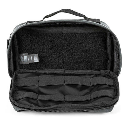 Interior de la mochila táctica 5.11 MOAB 3 con sistema de organización MOLLE. Espacio optimizado para accesorios y herramientas.

