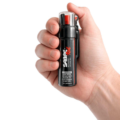 Gas pimienta Gel Sabre 19g sostenido en mano, muestra su tamaño compacto y diseño ergonómico para uso rápido y efectivo.