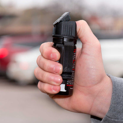 El SABRE Crossfire Pepper Gel incluye sistema de seguridad Fast Flip Top, facilitando una activación rápida mientras ayuda a prevenir descargas accidentales.