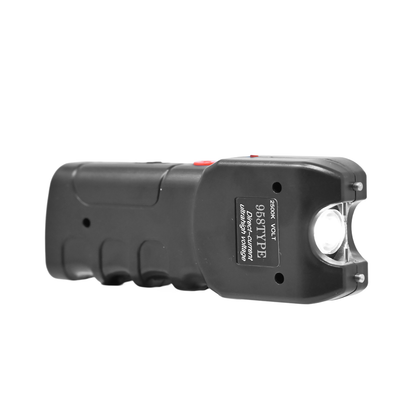 Linterna táctica defensa recargable 958 con luz LED frontal encendida, ideal para uso nocturno y situaciones de emergencia.