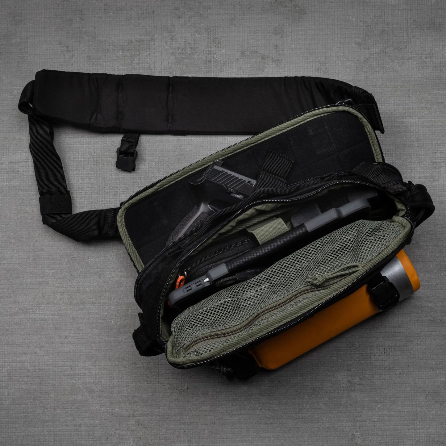 Interior de la mochila táctica Lcv8 5.11 con compartimentos organizadores, pistola y botella. Ideal para CCW y preparación táctica.