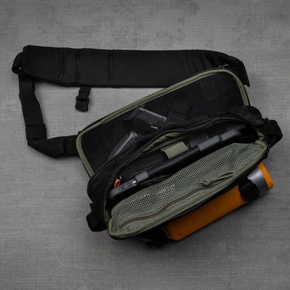 Interior de la mochila táctica Lcv8 5.11 con compartimentos organizadores, pistola y botella. Ideal para CCW y preparación táctica.
