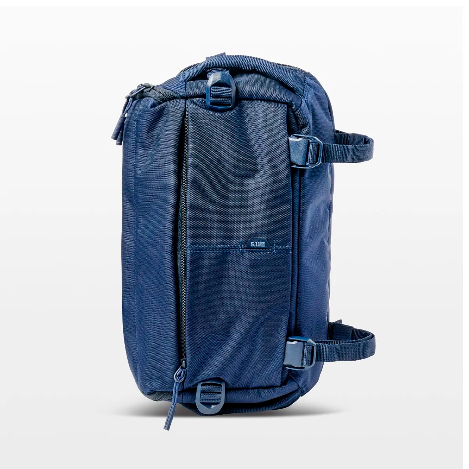 Vista frontal de la mochila bandolera táctica Lcv8 5.11 azul con diseño resistente y correas laterales. Capacidad de 8L para organización táctica.