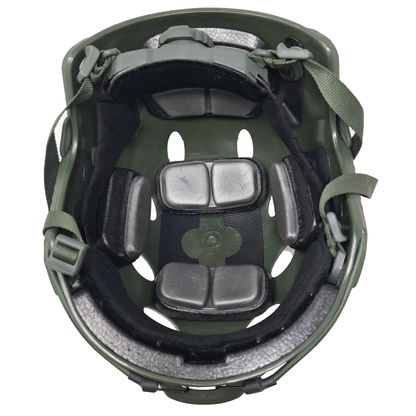 Interior acolchado del Casco Táctito Fast de Polímero Ligero Porta Accesorios con correas ajustables. Comodidad y protección para Airsoft o Gotcha.