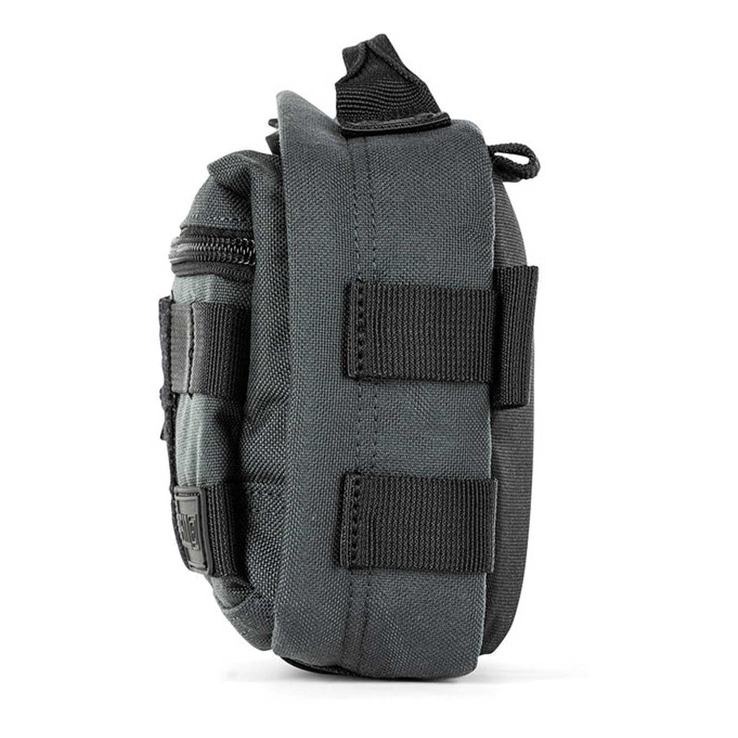 Vista lateral de la mochila 5.11 MOAB 3 mostrando correas MOLLE. Diseño compacto y funcional para equipamiento táctico.

