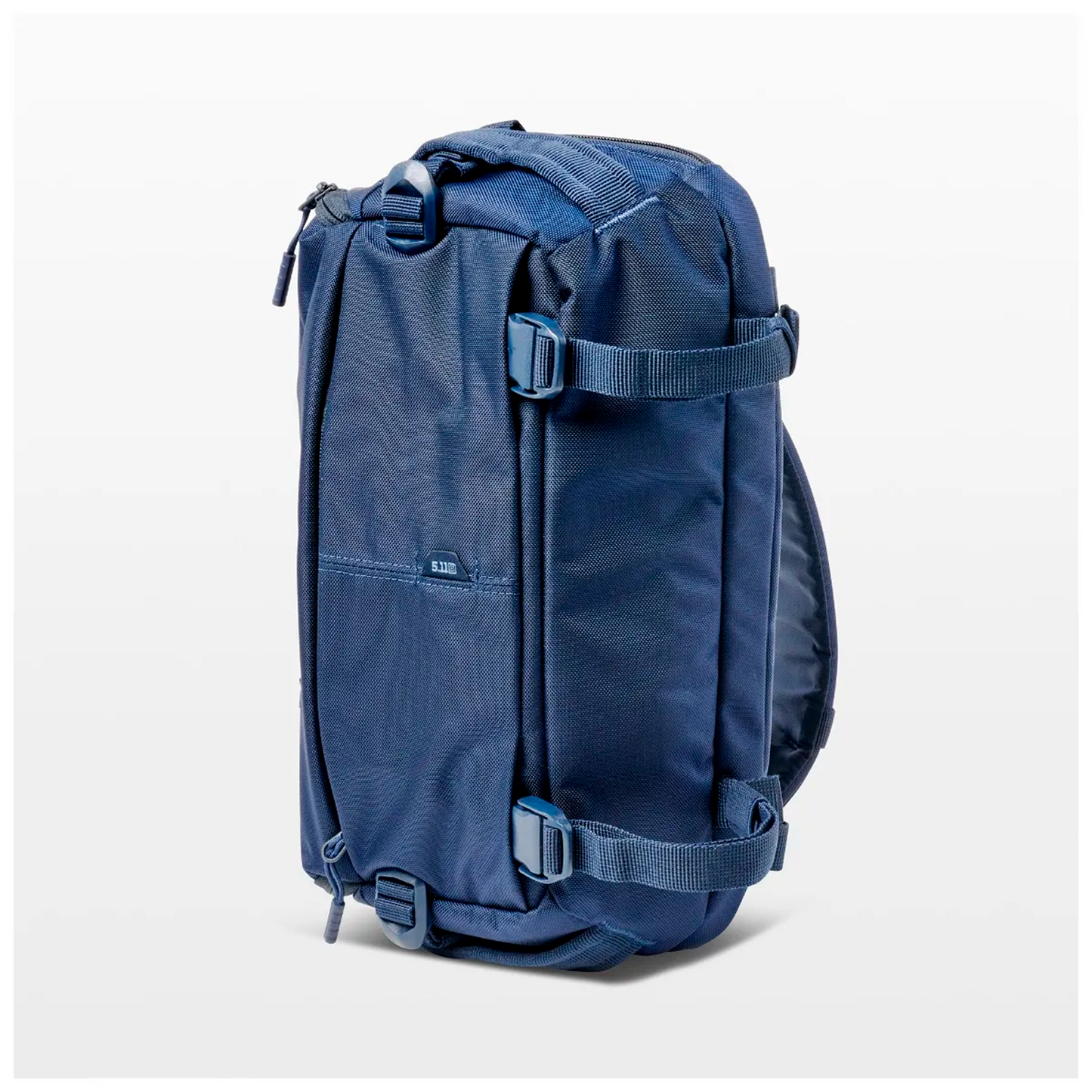 Mochila bandolera táctica Lcv8 5.11 en ángulo lateral mostrando diseño compacto y resistente. Perfecta para actividades tácticas y urbanas.