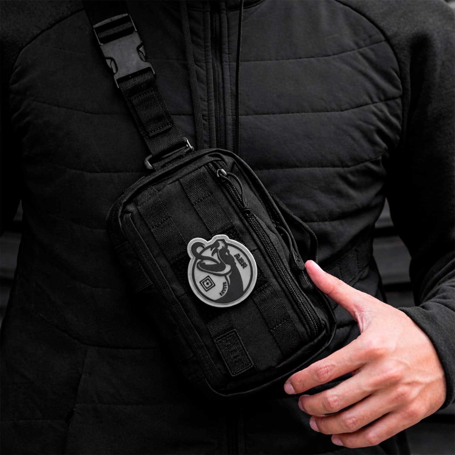 Mochila táctica 5.11 MOAB 3 con cinturón ajustable y hebilla robusta. Ideal como mariconera táctica para senderismo o uso militar.
