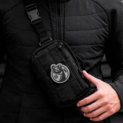 Mochila táctica 5.11 MOAB 3 con cinturón ajustable y hebilla robusta. Ideal como mariconera táctica para senderismo o uso militar.

