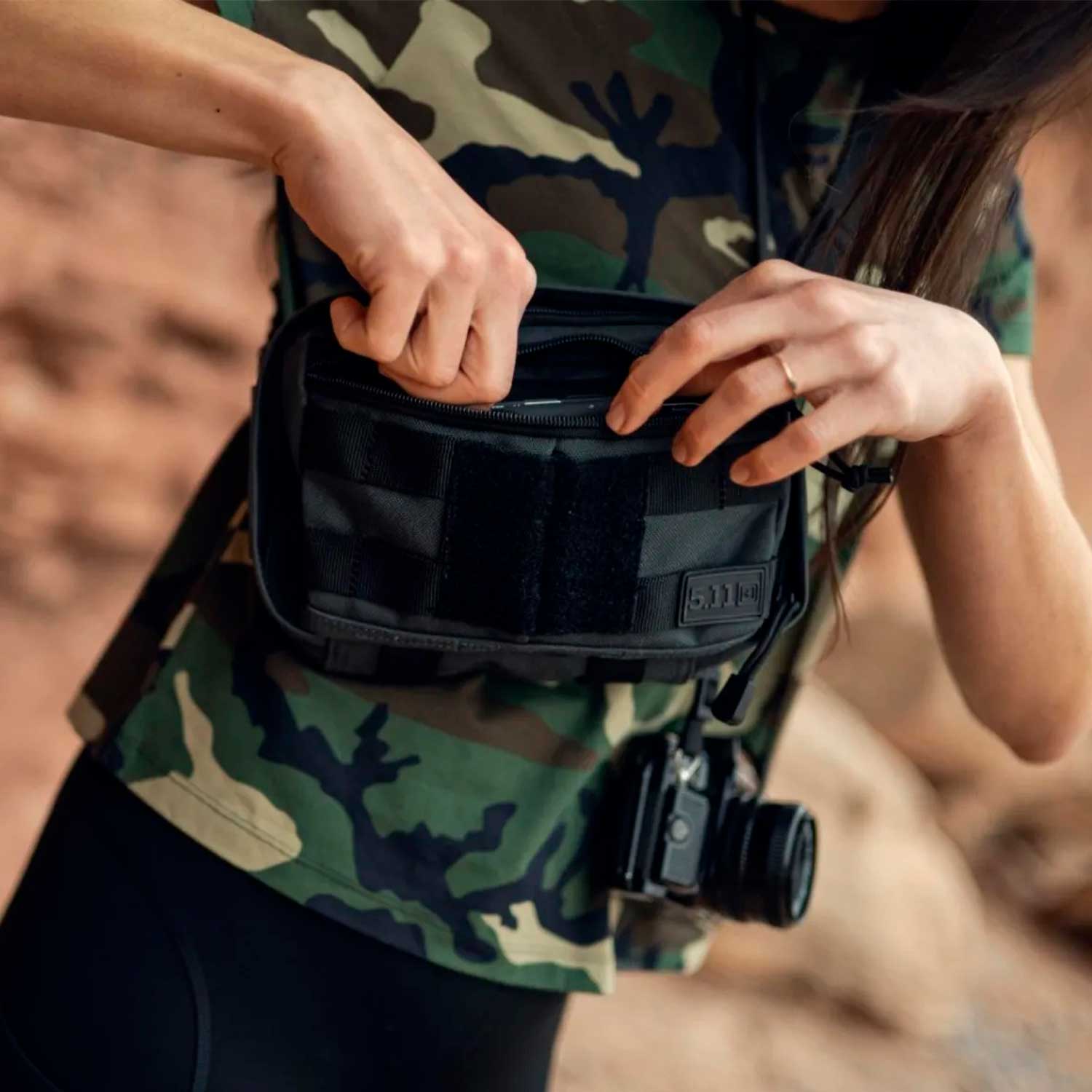 Mochila táctica 5.11 MOAB 3 con cinturón ajustable y hebilla robusta. Ideal como mariconera táctica para senderismo o uso militar.
