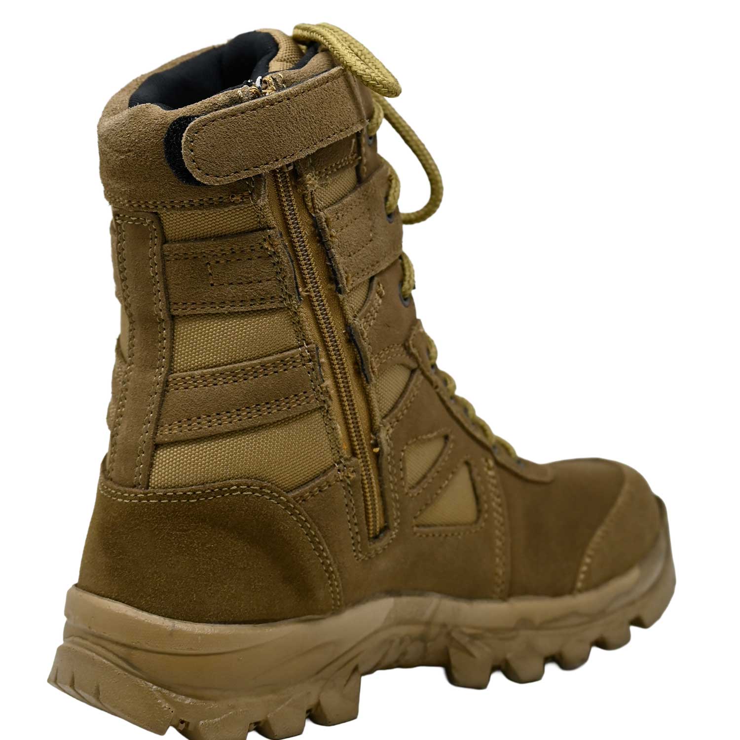 BOTAS TACTICAS RAM se muestra imagen de bota táctica con enfoque en el cierre lateral, destacando la practicidad al momento de poner y quitar el calzado de forma rápida y cómoda.