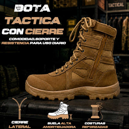 BOTAS TACTICAS RAM se muestra imagen de bota táctica destacando el cierre lateral de fácil acceso, la suela alta con amortiguación para mayor comodidad al caminar y las costuras reforzadas, diseñadas para brindar resistencia y durabilidad en el uso diario.