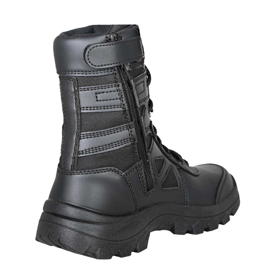 BOTAS TACTICAS RAM se muestra imagen de bota táctica con enfoque en el cierre lateral, destacando la practicidad al momento de poner y quitar el calzado de forma rápida y cómoda.