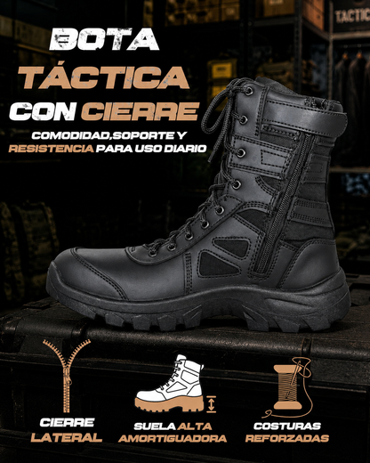 BOTAS TACTICAS RAM se muestra imagen de bota táctica destacando el cierre lateral de fácil acceso, la suela alta con amortiguación para mayor comodidad al caminar y las costuras reforzadas, diseñadas para brindar resistencia y durabilidad en el uso diario.
