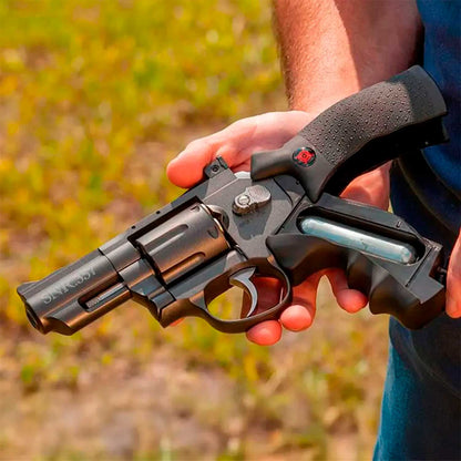 Se nuertra una revolver 4.5mm compatible con balines Cupperhed y 20 tanques de co2 