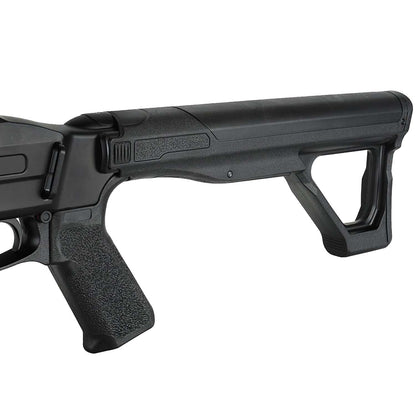 Se muestra escopeta traumática T4E TX68 resaltando su culata de polímero ergonómica, diseñada para brindar estabilidad, comodidad y control durante su uso en situaciones de protección y entrenamiento.