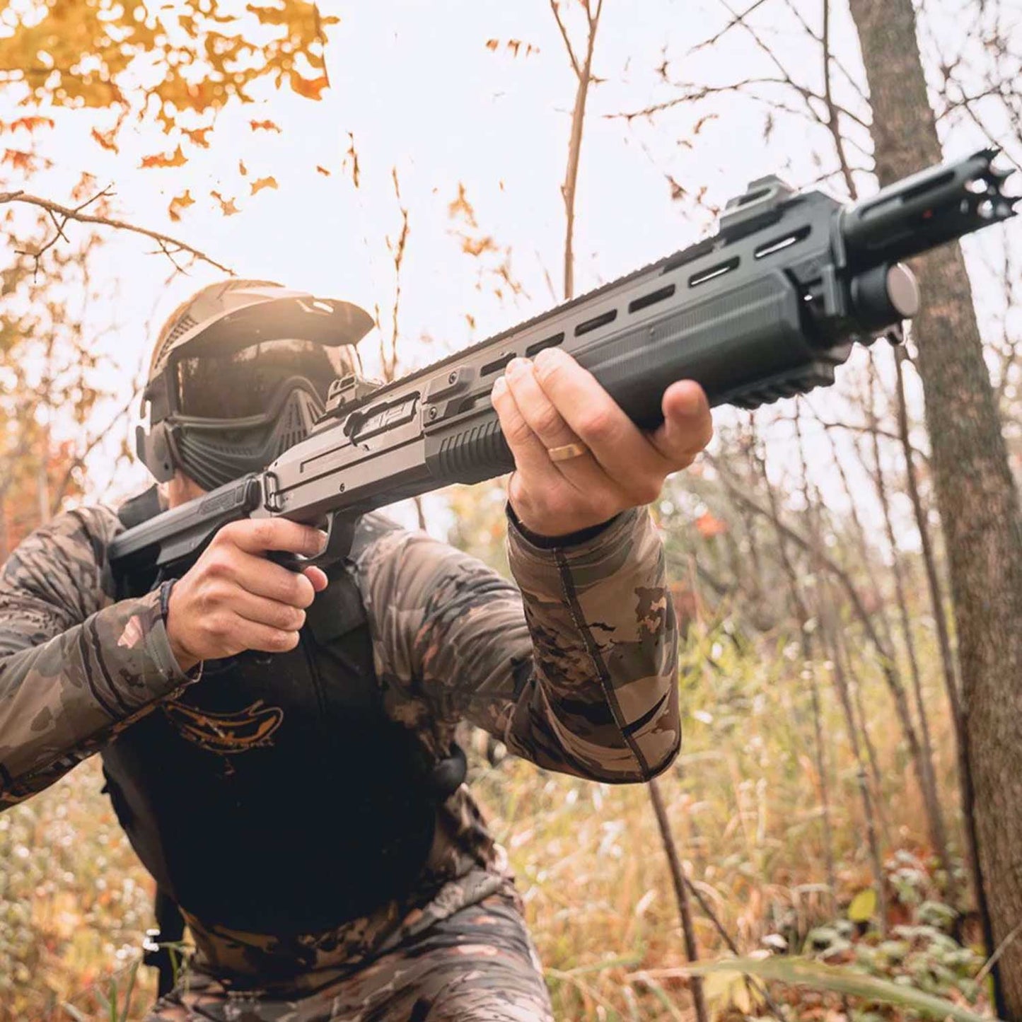 Se muestra escopeta traumática T4E TX68 con usuario portando uniforme deportivo tipo paintball, en posición de uso, resaltando su funcionalidad en escenarios de entrenamiento táctico y recreación controlada.