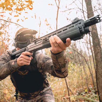 Se muestra escopeta traumática T4E TX68 con usuario portando uniforme deportivo tipo paintball, en posición de uso, resaltando su funcionalidad en escenarios de entrenamiento táctico y recreación controlada.