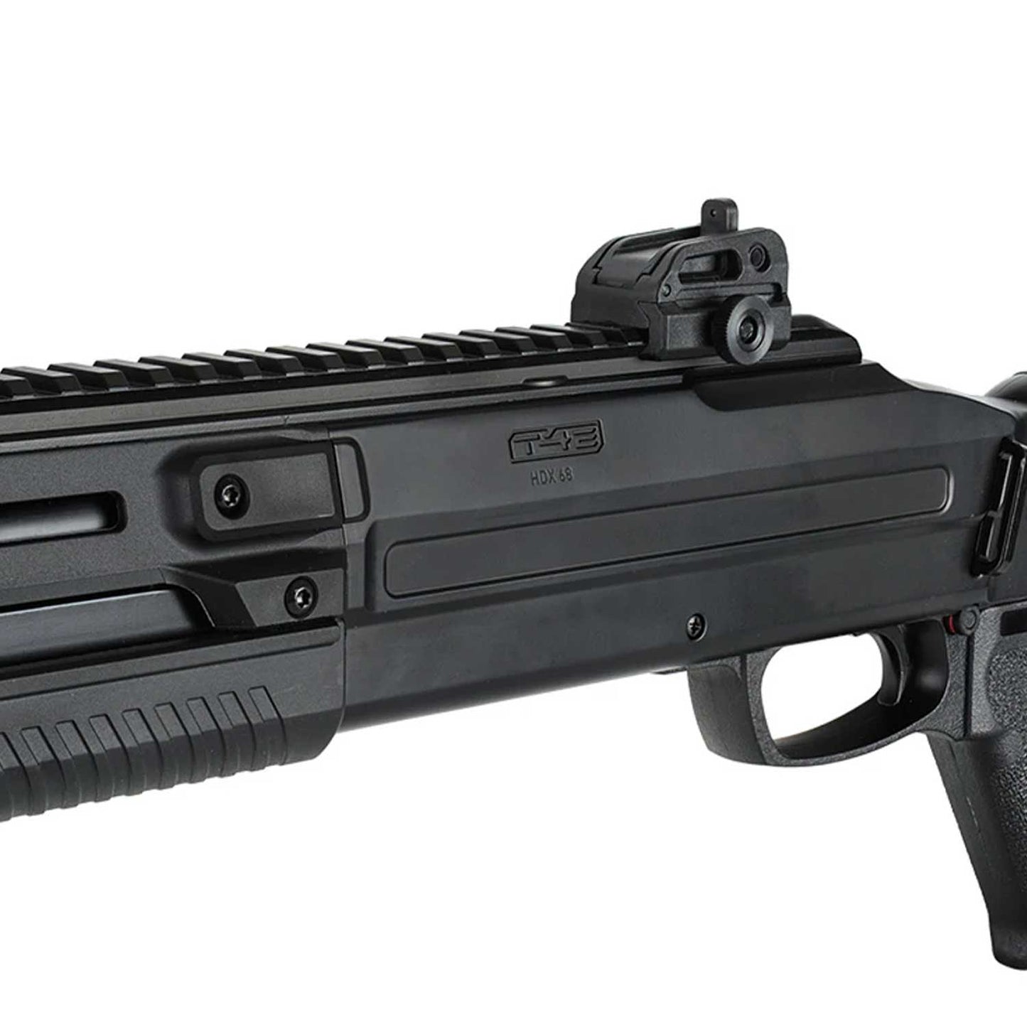 Se muestra escopeta traumática T4E TX68 enfocando la zona del guardamanos y agarre, optimizados para un manejo firme y seguro, incluso en situaciones de uso prolongado o alta exigencia.