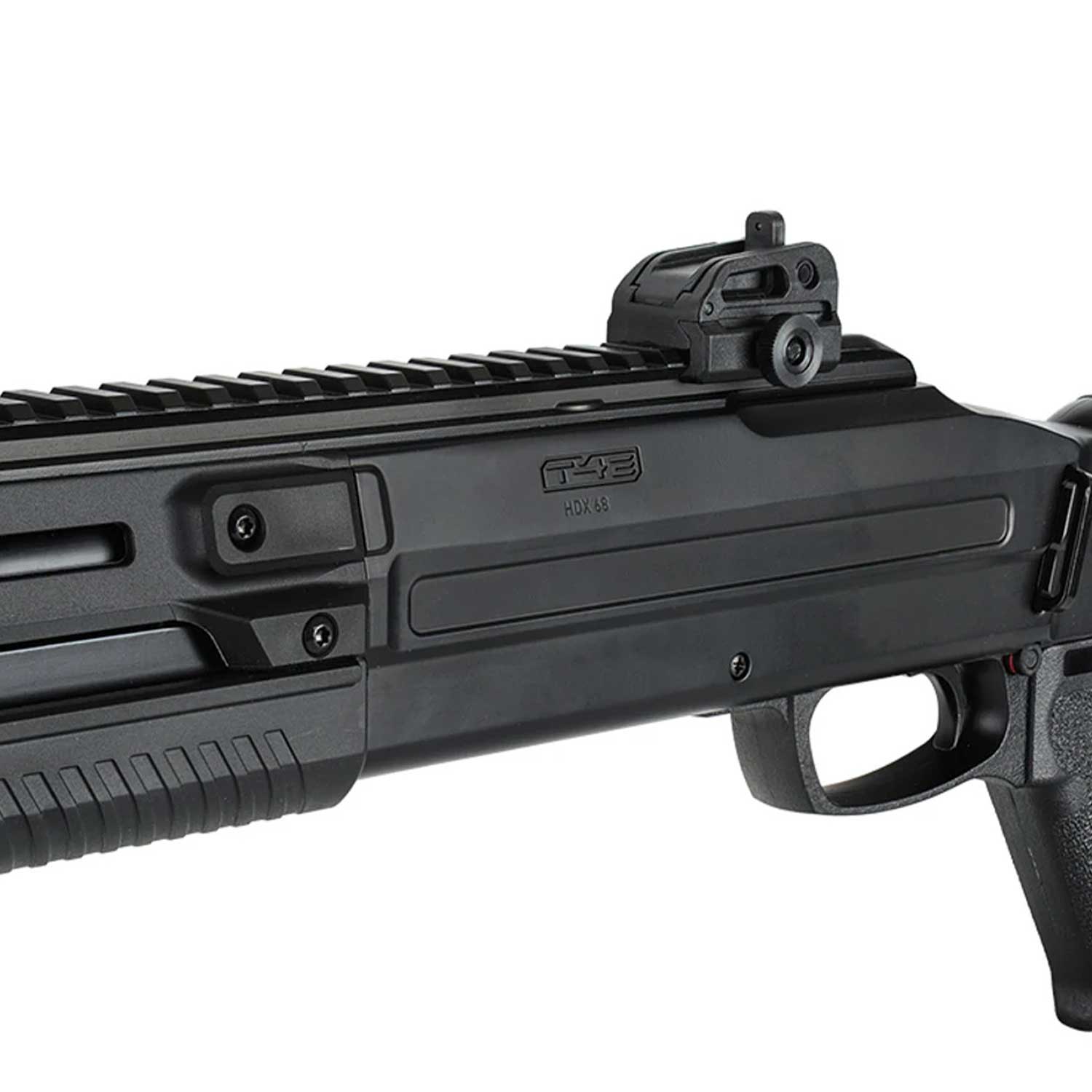 Se muestra escopeta traumática T4E TX68 enfocando la zona del guardamanos y agarre, optimizados para un manejo firme y seguro, incluso en situaciones de uso prolongado o alta exigencia.