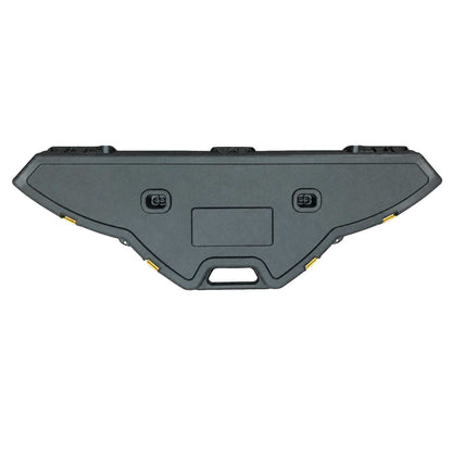 Se muestra estuche para arcos Plano en vista frontal cerrado, donde se aprecian sus 4 broches de seguridad, su estructura resistente y su diseño práctico para guardar y transportar arcos juveniles.