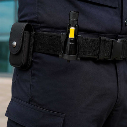 Porta linterna CYTAC se muestra con acercamiento al soporte para cinturón, destacando su colocación firme y fácil acceso.