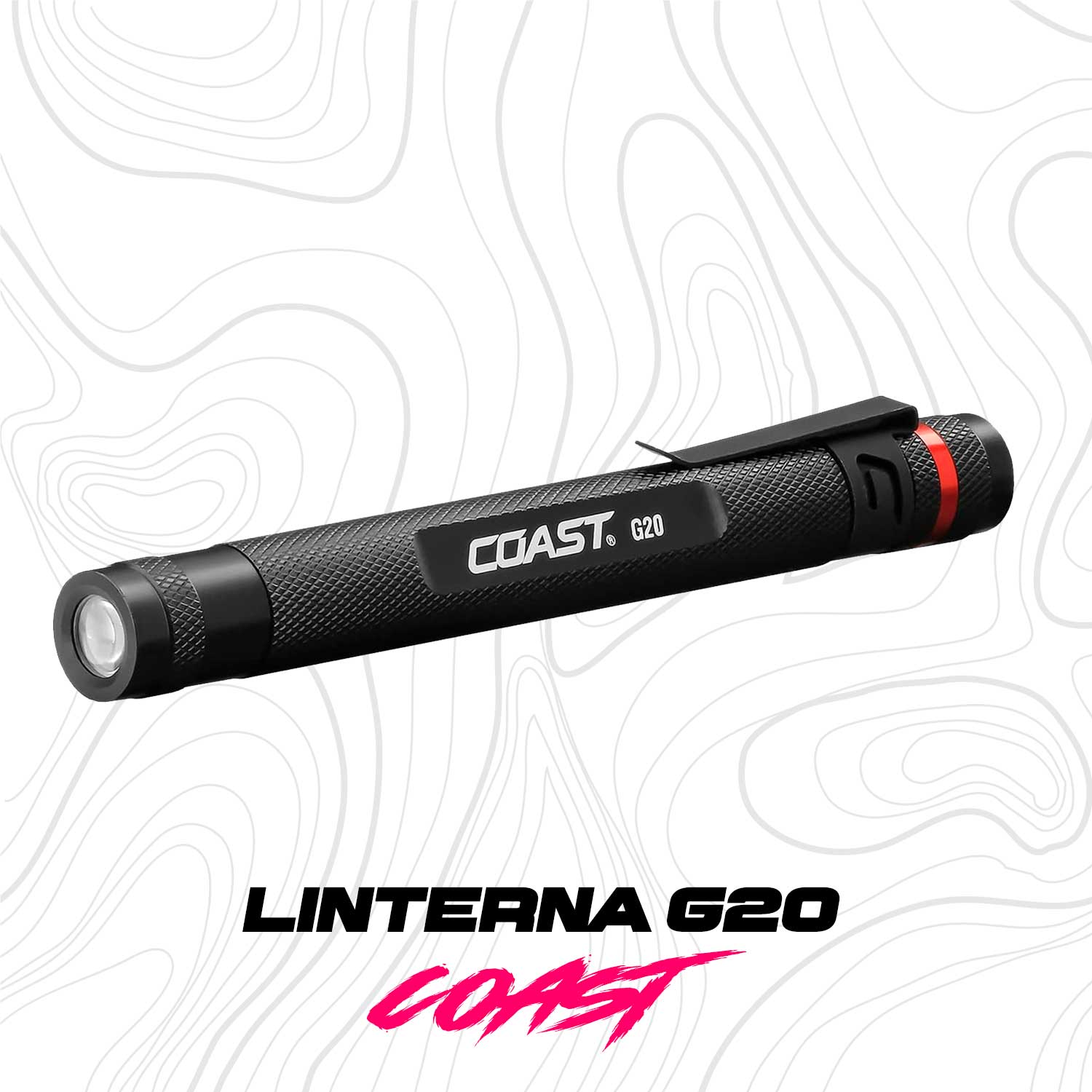  Linterna G20 COAST SE MUESTRA Toma vertical mostrando el clip de bolsillo sujetado al uniforme de trabajo de un técnico, con la linterna parcialmente visible y lista para usarse.