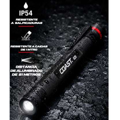 🌧️ Linterna G20 con gotas de agua sobre su cuerpo de aluminio, colocada sobre una mesa industrial húmeda para resaltar su resistencia a la intemperie IPX4.