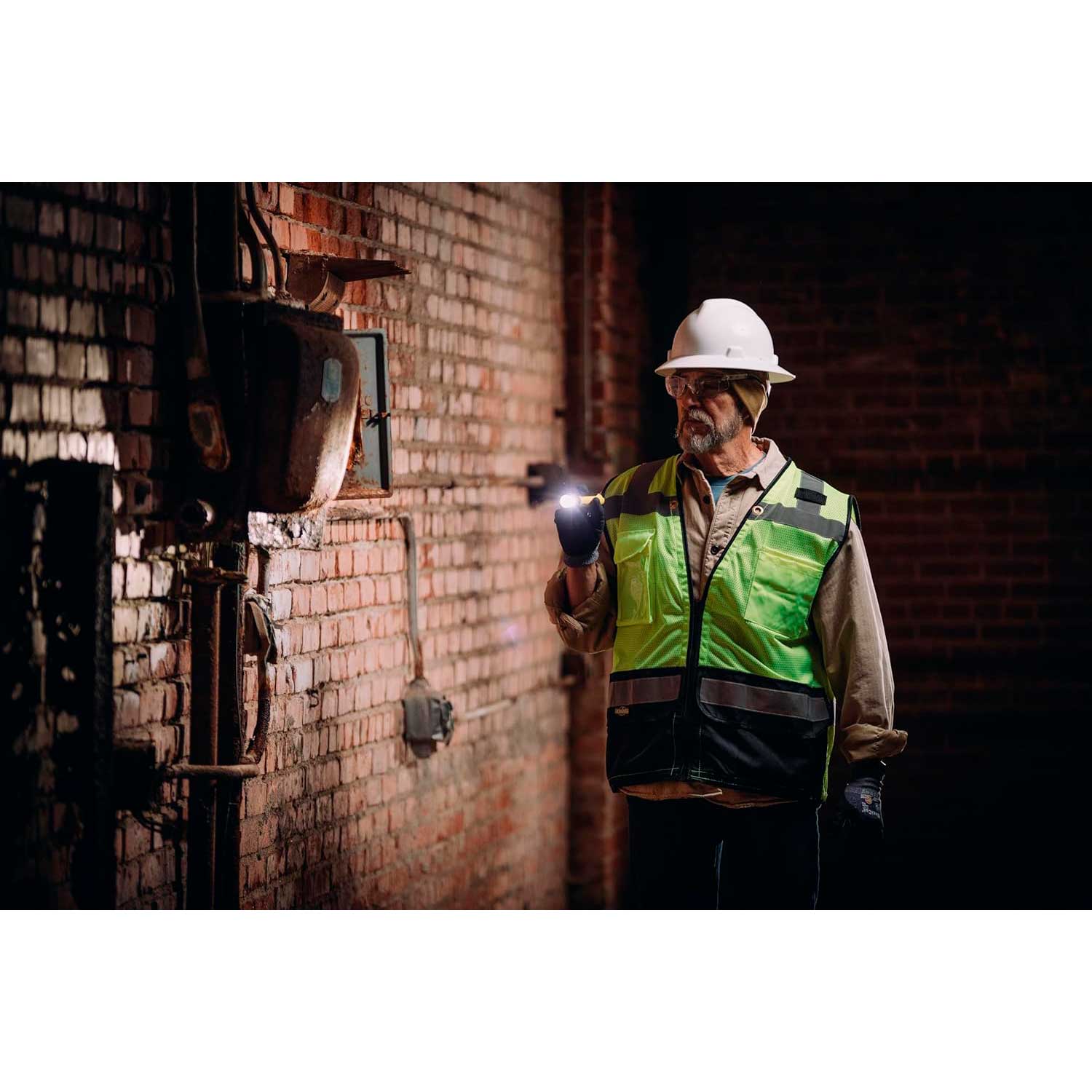 Linterna Streamlight PolyTac se observa encendida durante una jornada nocturna mostrando su iluminación uniforme y de alto desempeño