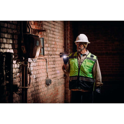 Linterna Streamlight PolyTac se observa encendida durante una jornada nocturna mostrando su iluminación uniforme y de alto desempeño