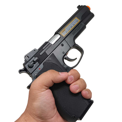 Se muestra pistola M45 ENFORCER en detalle, apreciando su empuñadura texturizada para un mejor agarre.