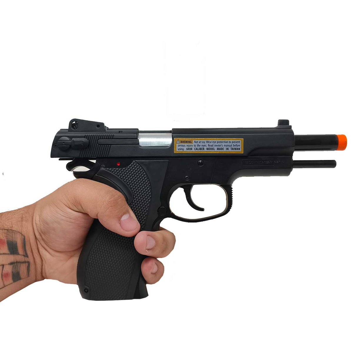 Se muestra pistola M45 ENFORCER con el mecanismo de corredera, destacando sus detalles de construcción.