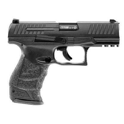 istola Walther PPQ T4E vista lateral izquierda sobre fondo neutro, destacando su diseño ergonómico, acabado en color negro y detalles del sistema blowback para entrenamiento táctico.