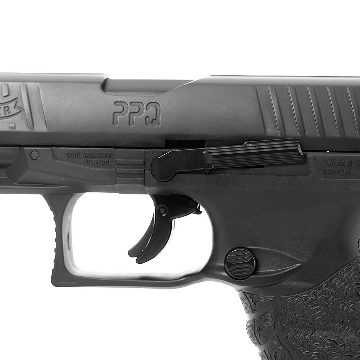 Pistola Walther PPQ T4E fotografía en primer plano del gatillo y empuñadura, resaltando la textura antideslizante y el diseño ergonómico para un mejor control.