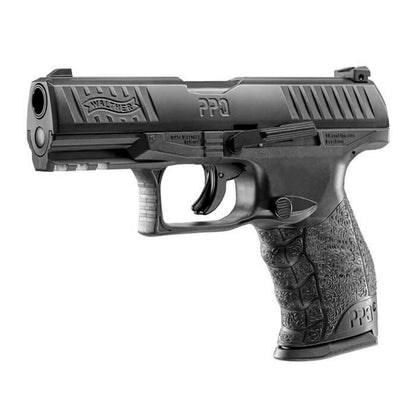 pistola Walther PPQ T4E imagen estilo con iluminación , destacando el arma sobre con enfoque en su diseño táctico y acabado premium.