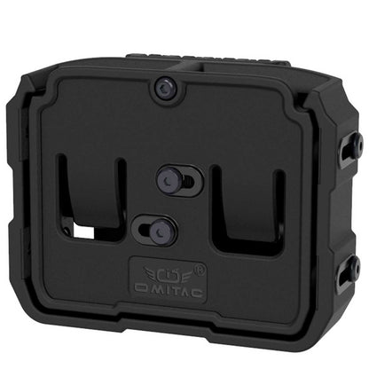 Se muestra Porta Cargador Doble Omitac en posición lateral para apreciar su perfil y estructura.