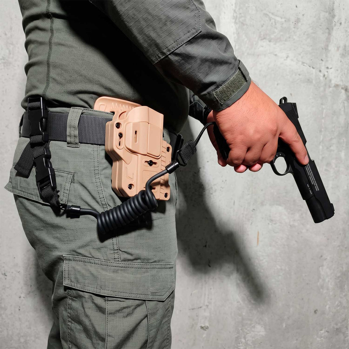 Se muestra RECUPERADOR DE PISTOLA OMITAC colocado en una pistola para apreciar cómo luce el accesorio instalado.