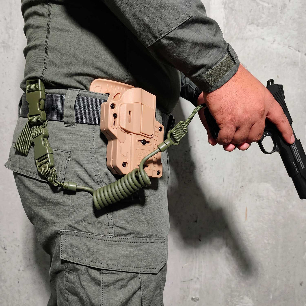 Se muestra RECUPERADOR DE PISTOLA OMITAC colocado en una pistola para apreciar cómo luce el accesorio instalado