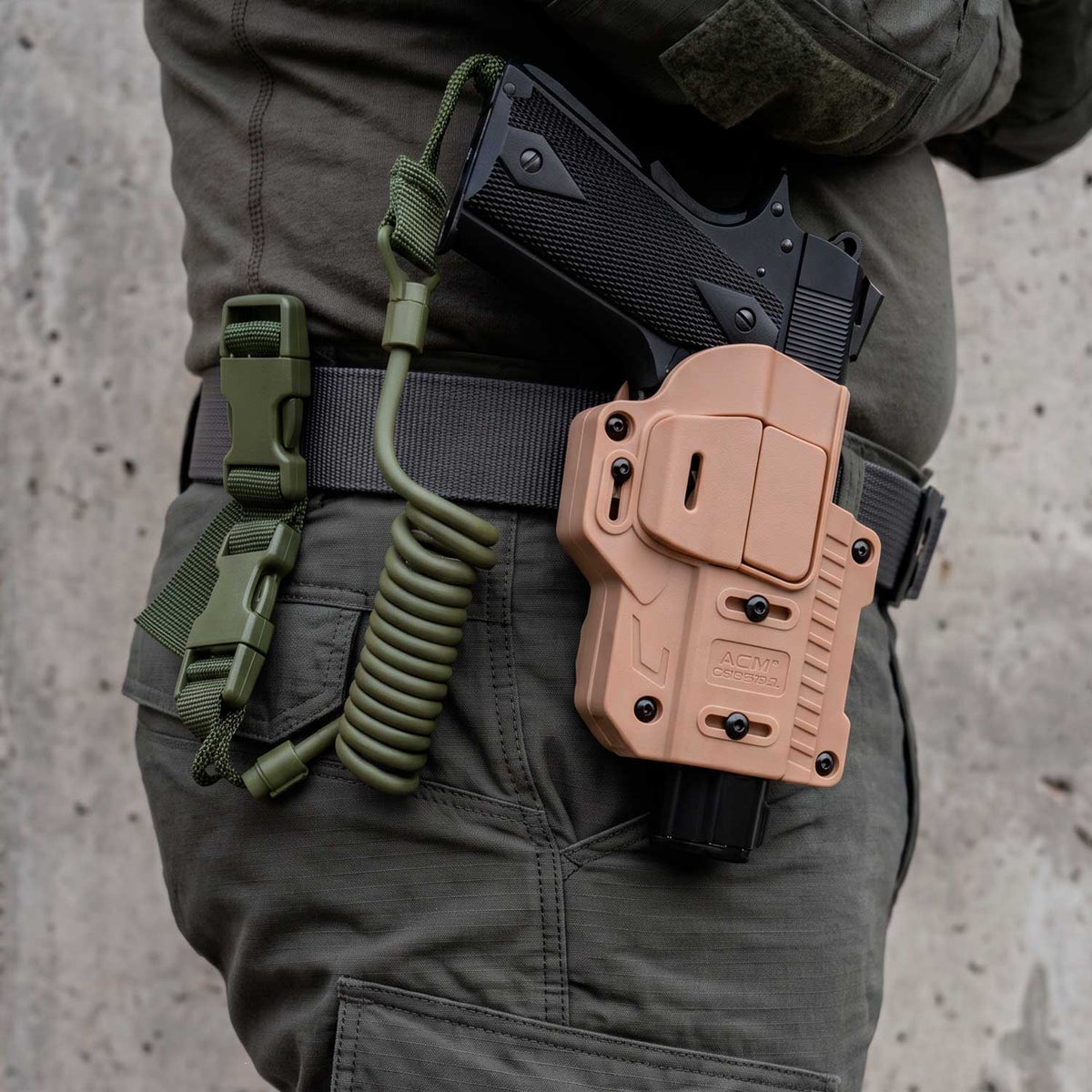 Se muestra RECUPERADOR DE PISTOLA OMITAC colocado en una pistola para apreciar cómo luce el accesorio instalado