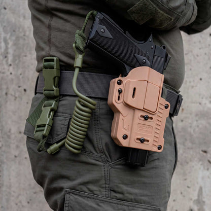 Se muestra RECUPERADOR DE PISTOLA OMITAC colocado en una pistola para apreciar cómo luce el accesorio instalado