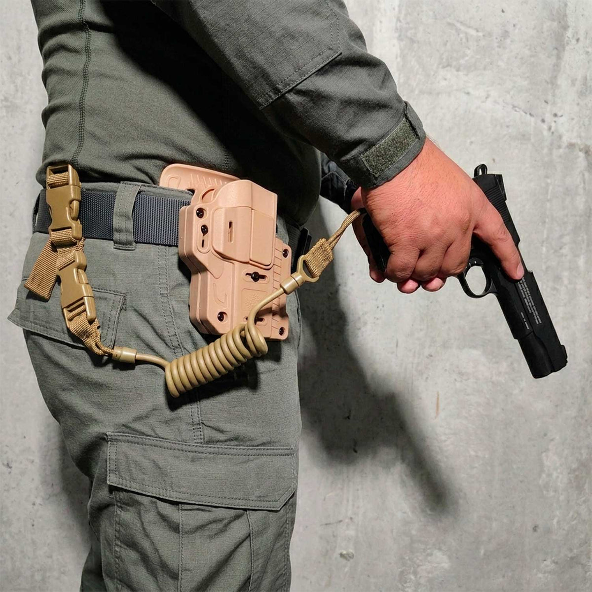 Se muestra RECUPERADOR DE PISTOLA OMITAC instalado en un cinturón con funda para pistola, mostrando cómo complementa el equipo táctico.