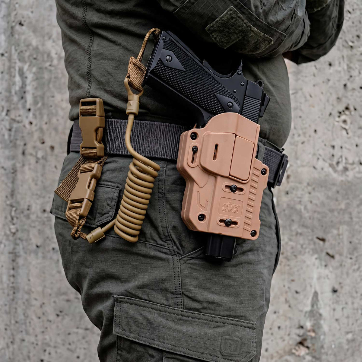 Se muestra RECUPERADOR DE PISTOLA OMITAC instalado en un cinturón con funda para pistola, mostrando cómo complementa el equipo táctico.