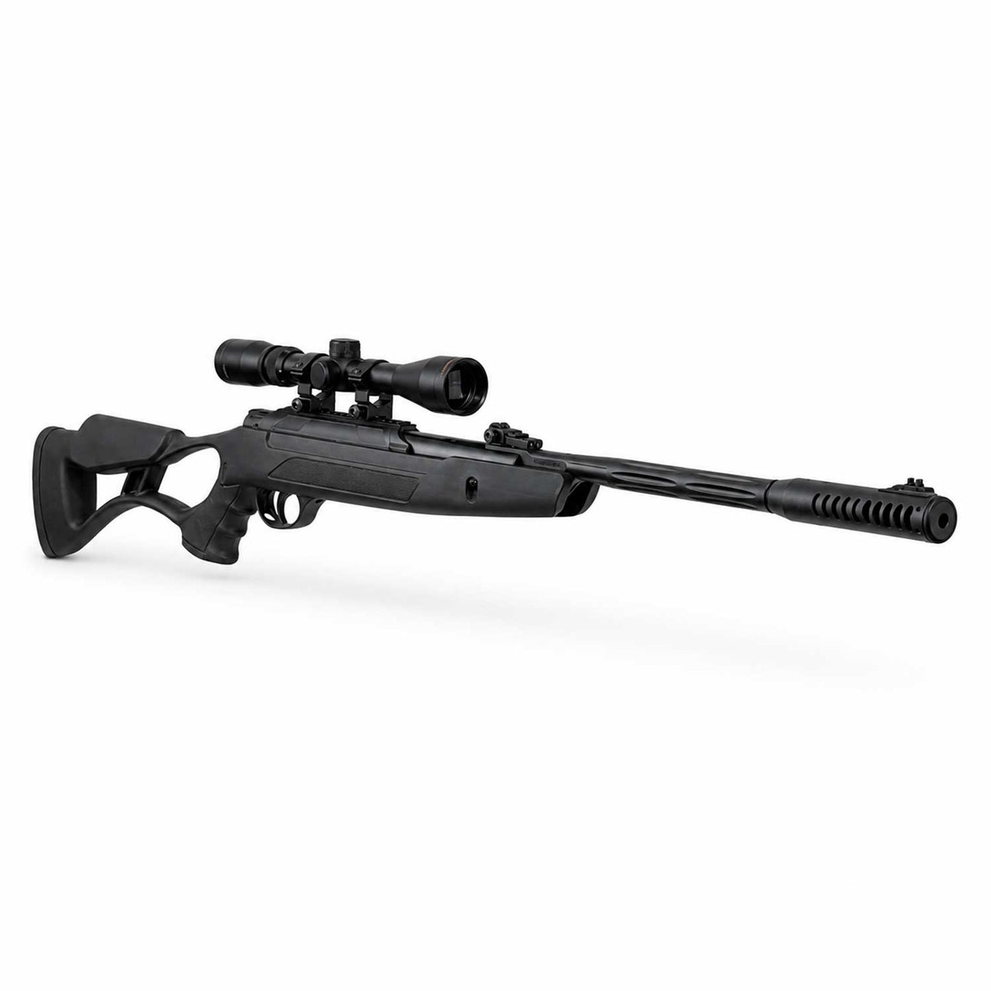 se muestra foto de lado lateral completo sobre fondo blanco, apreciando el diseño del rifle, culata táctica, cañón largo y mira telescópica incluida.