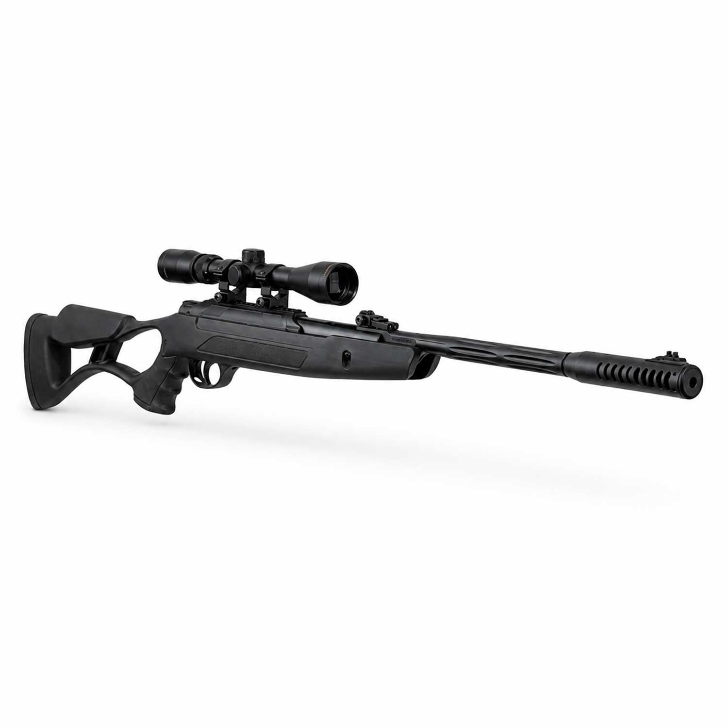 se muestra foto de lado lateral completo sobre fondo blanco, apreciando el diseño del rifle, culata táctica, cañón largo y mira telescópica incluida.